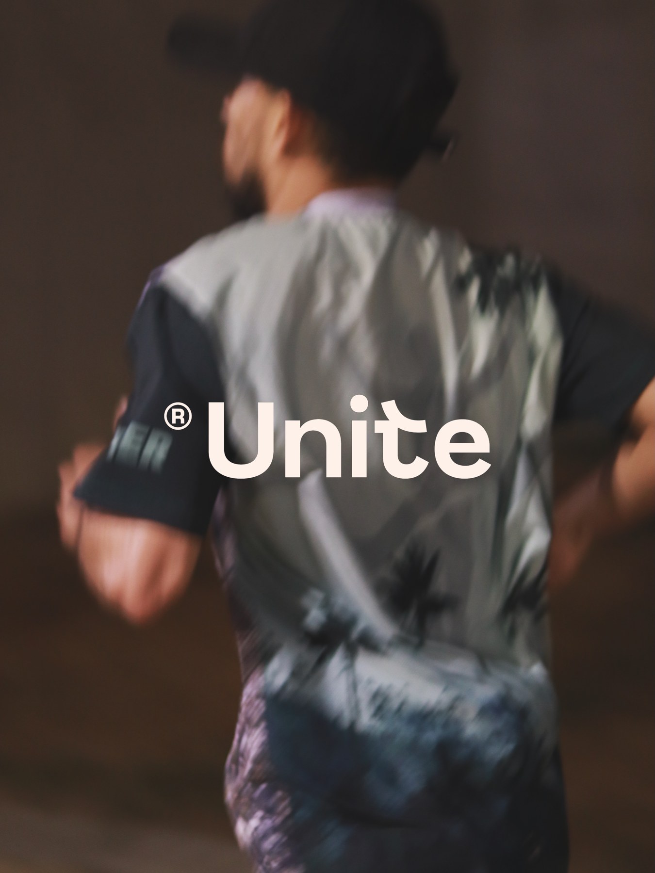 Corredor con la identidad UNITE