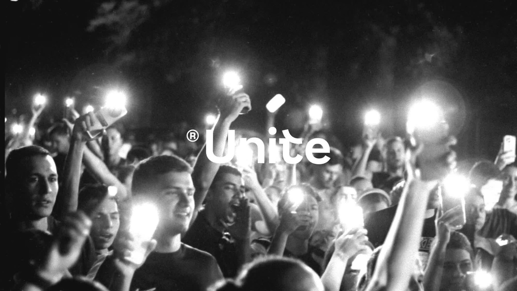 Comunidad UNITE reunida con las linternas de sus teléfonos encendidas