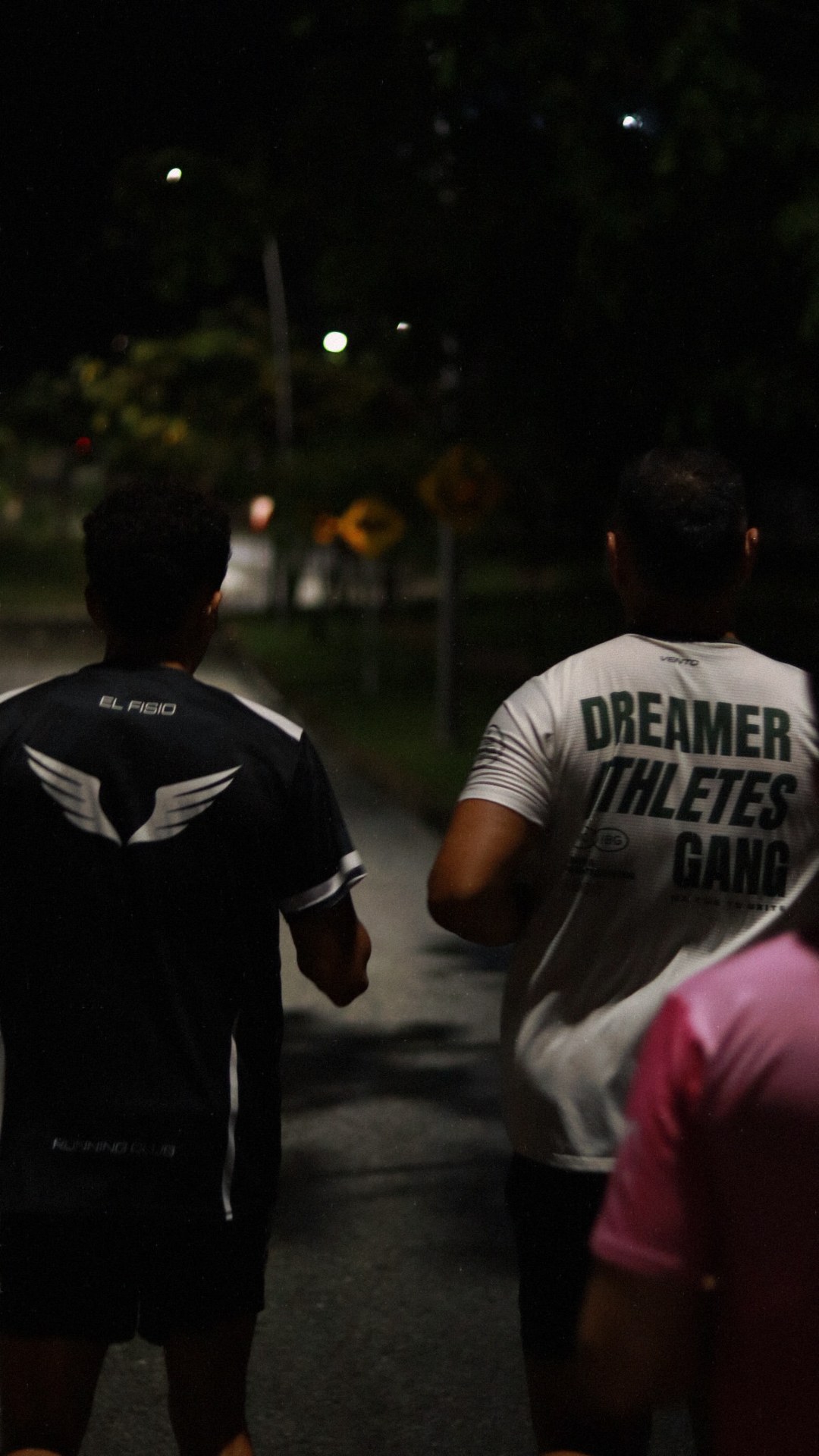 Corredores compartiendo una ruta nocturna