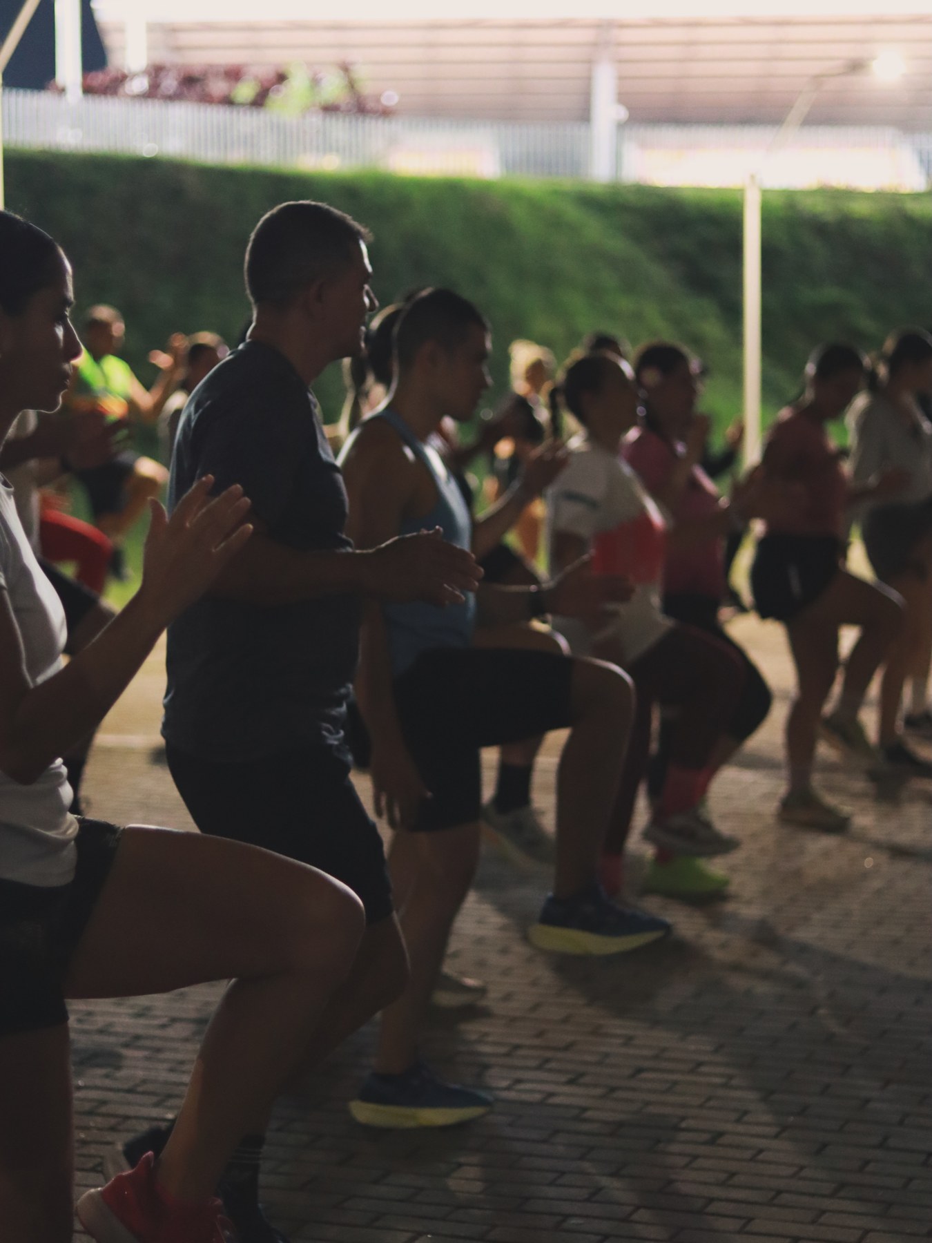Grupo de corredores calentando juntos